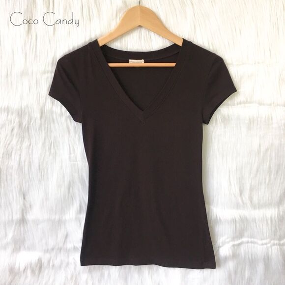 🔃Zenana Outfitters V Cut Brown Short Sleeve Shirt - Picture 2 of 5